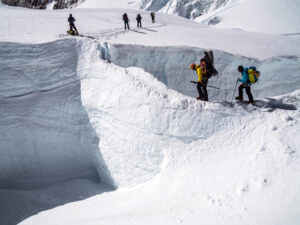 walikg-in-snow